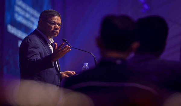 Datuk Seri Saifuddin Nasution Ismail menyampaikan ucapan pada majlis Perasmian Simposium Jabatan Pendaftaran Pertubuhan Malaysia 2025 hari ini / BERNAMA